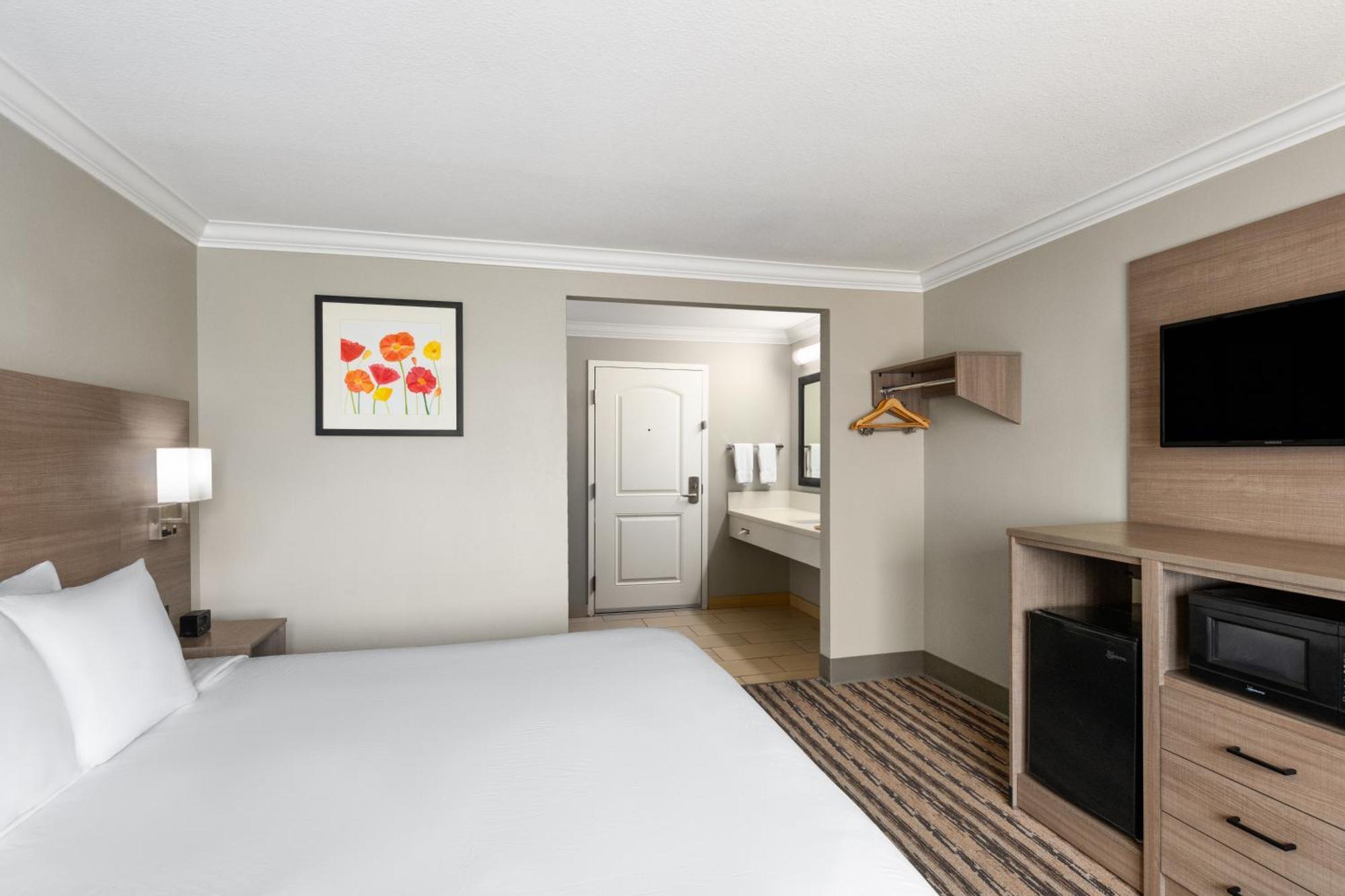 Solara Inn And Suites Anaheim Exterior photo