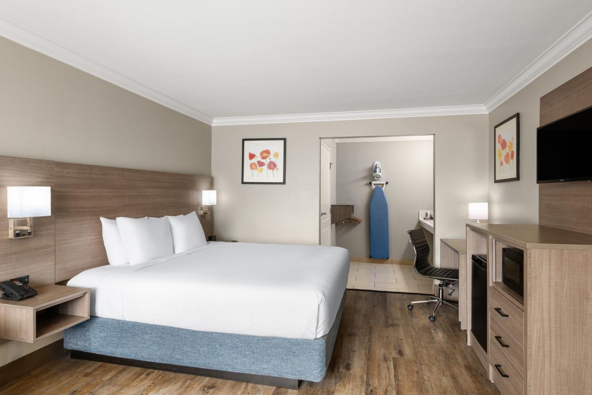 Solara Inn And Suites Anaheim Exterior photo