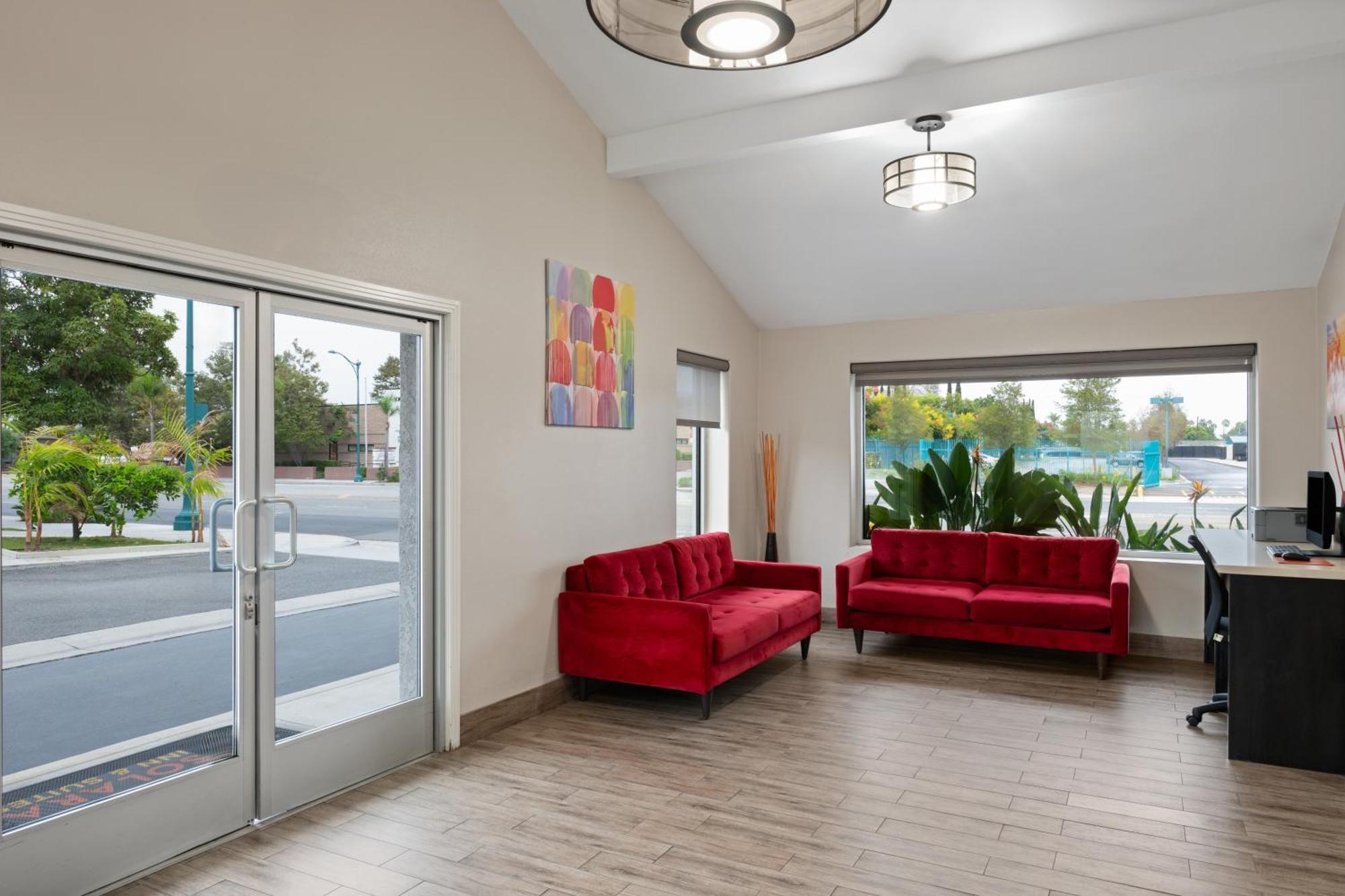 Solara Inn And Suites Anaheim Exterior photo