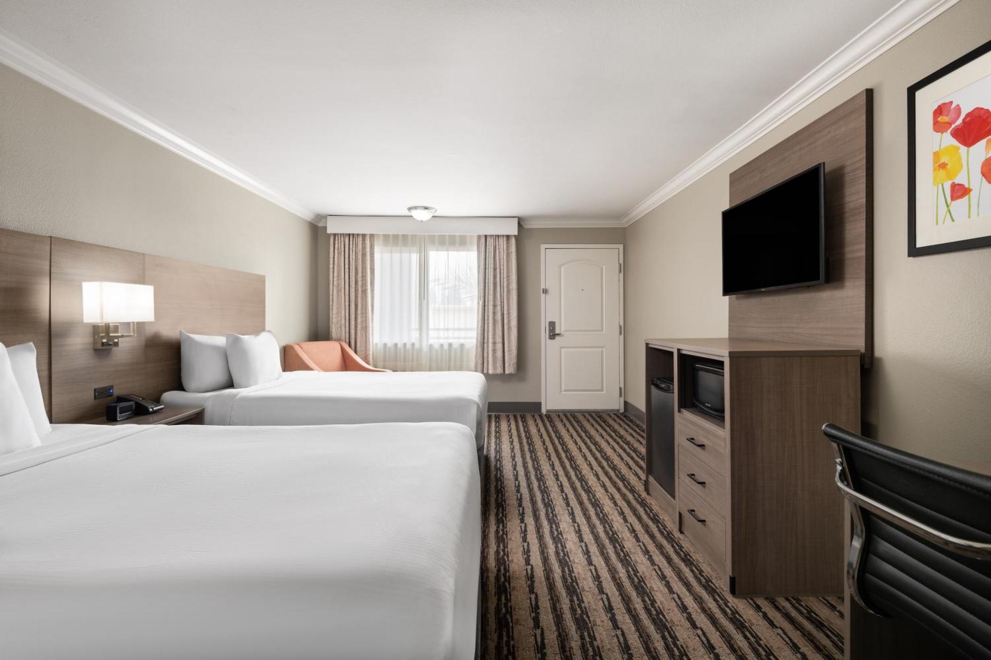Solara Inn And Suites Anaheim Exterior photo