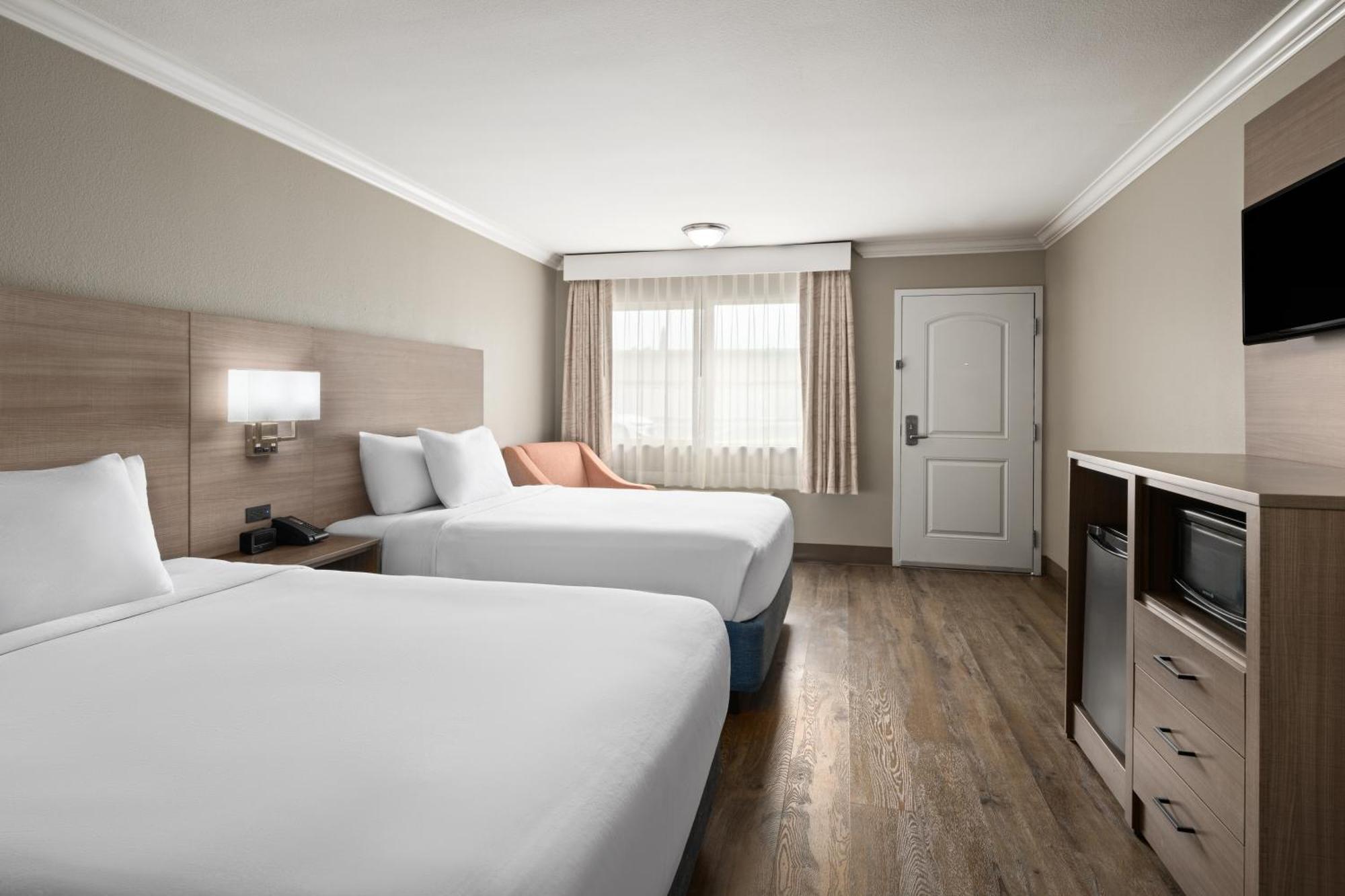 Solara Inn And Suites Anaheim Exterior photo