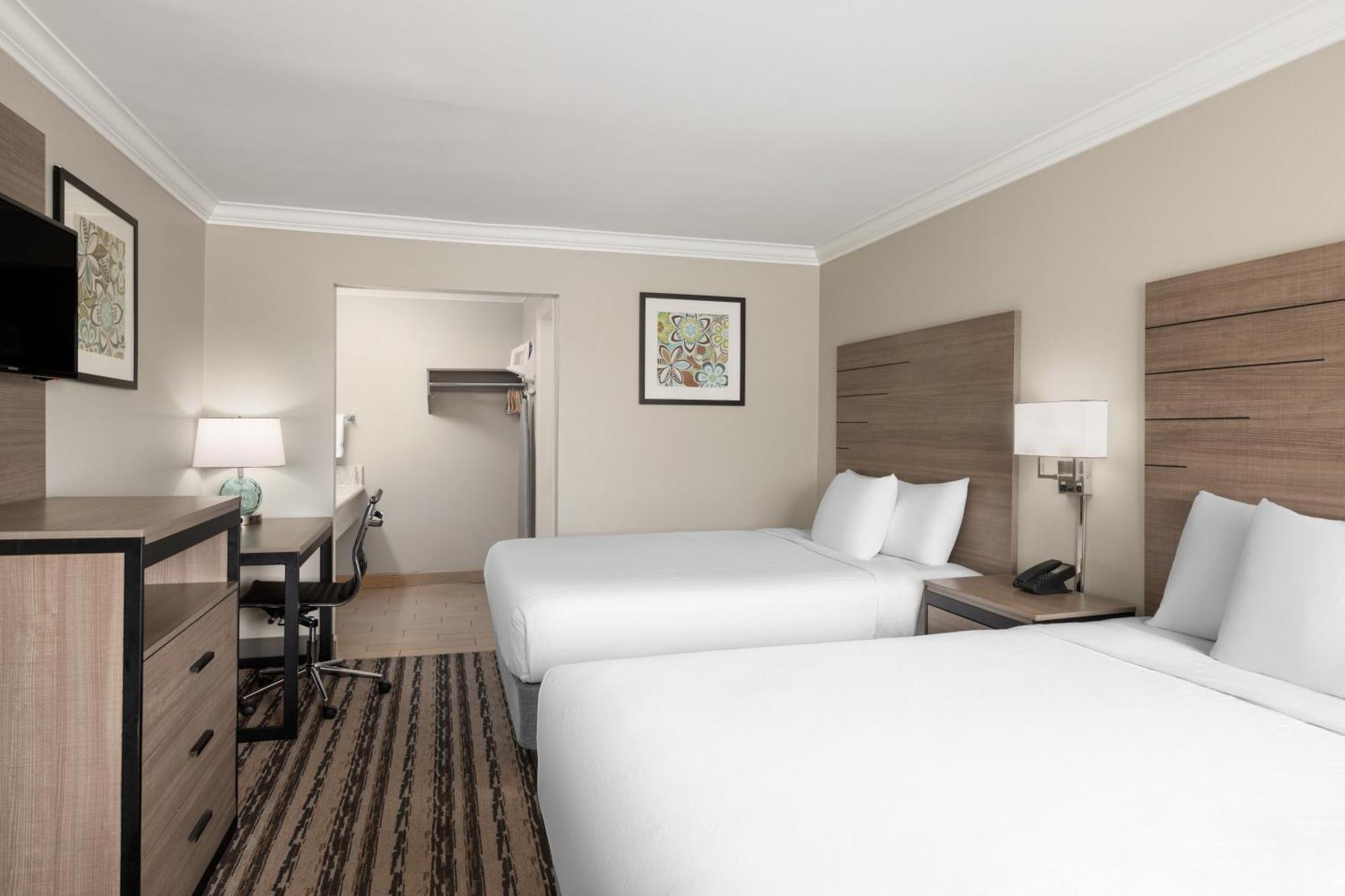 Solara Inn And Suites Anaheim Exterior photo